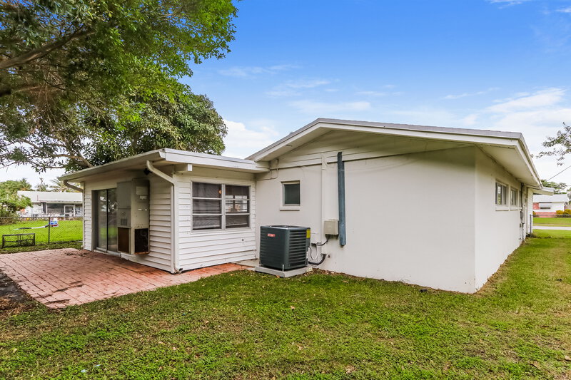 2,660/Mo, 12083 Dolphin Dr Palm Beach Gardens, FL 33410 Rear View 2