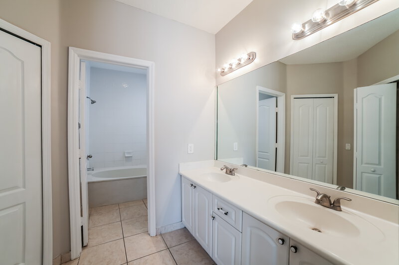 3,500/Mo, 16021 SW 43rd Ter Miami, FL 33185 Main Bathroom View