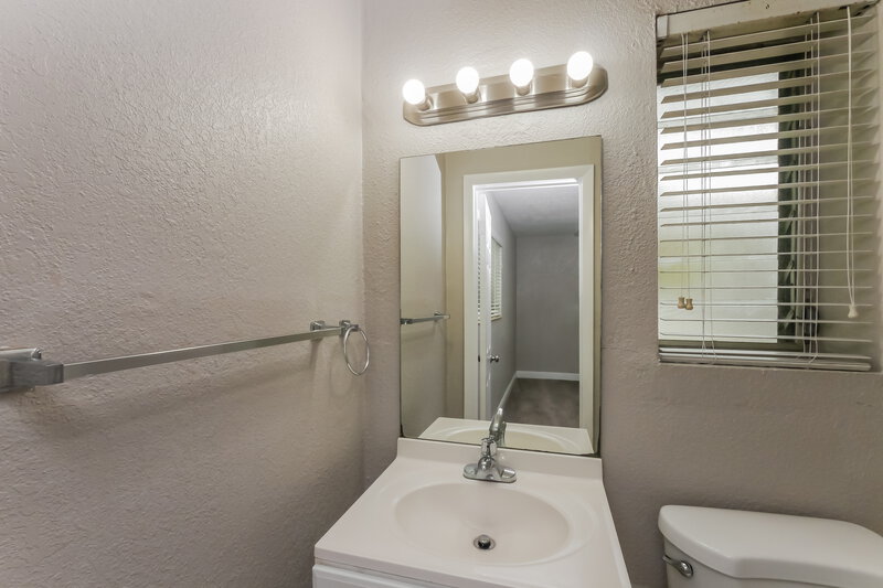 3,155/Mo, 20255 NE 12th Ave Miami, FL 33179 Main Bathroom View