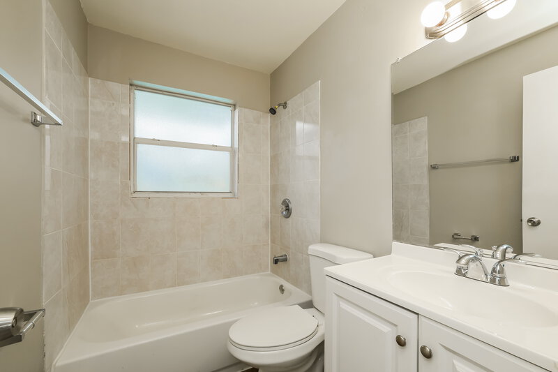 2,545/Mo, 295 Cherry St Palm Beach Gardens, FL 33410 Main Bathroom View