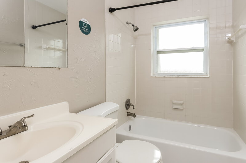 2,780/Mo, 300 Cherry St Palm Beach Gardens, FL 33410 Main Bathroom View