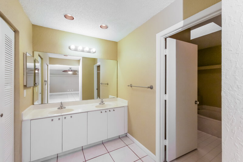 3,240/Mo, 3275 W Buena Vista Dr Margate, FL 33063 Main Bathroom View
