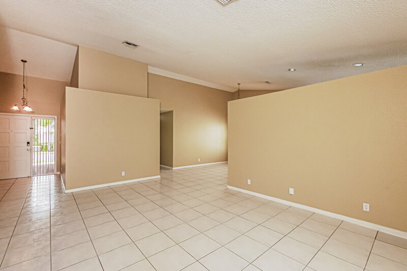 4,255/Mo, 5339 NW 99th Ln Coral Springs, FL 33076 Living Room View 2