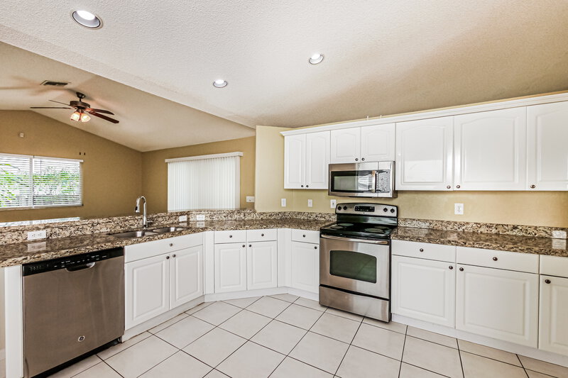 4,255/Mo, 5339 NW 99th Ln Coral Springs, FL 33076 Kitchen View
