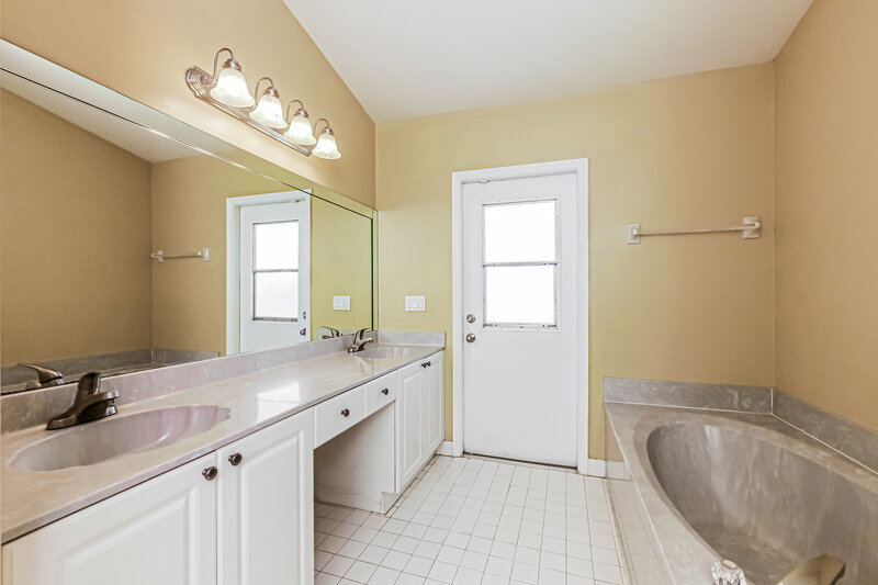 4,255/Mo, 5339 NW 99th Ln Coral Springs, FL 33076 Main Bathroom View