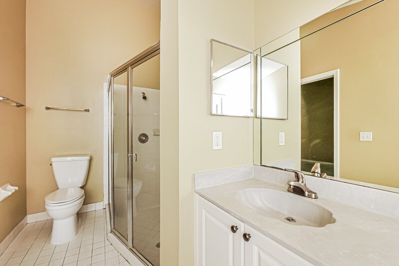 4,255/Mo, 5339 NW 99th Ln Coral Springs, FL 33076 Main Bathroom View 2