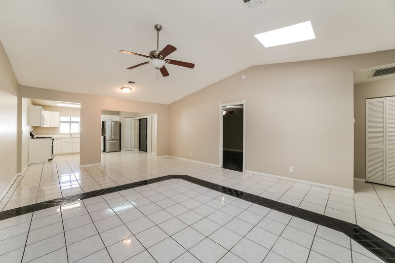 4,910/Mo, 5901 Lincoln Cir W Lake Worth, FL 33463 Living Room View 2