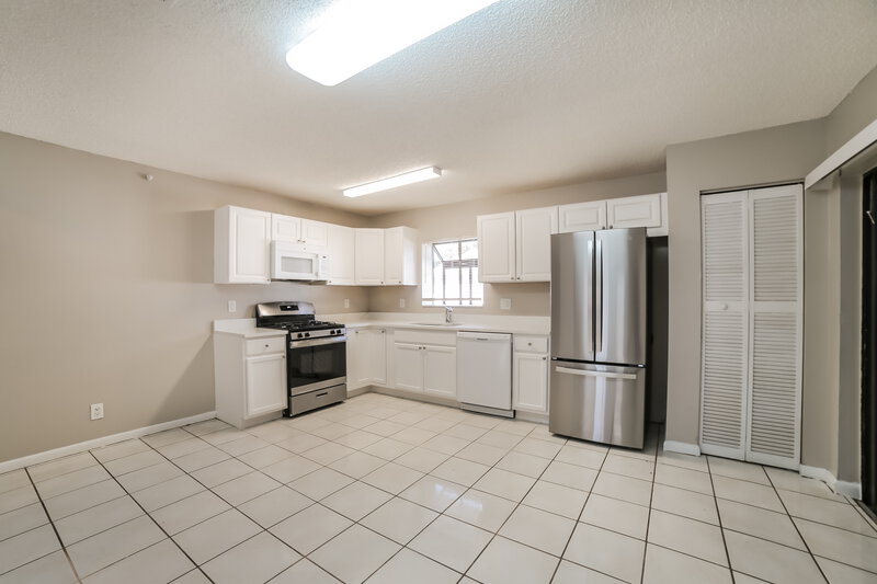 4,910/Mo, 5901 Lincoln Cir W Lake Worth, FL 33463 Kitchen View