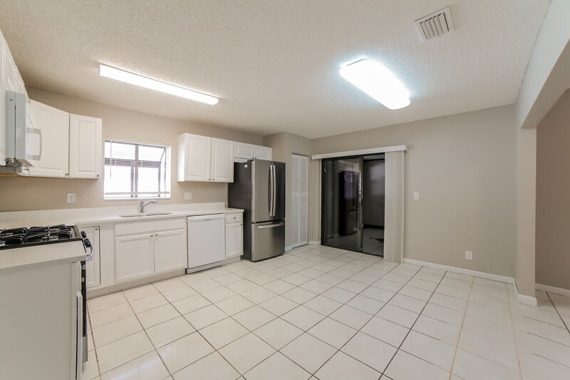 4,910/Mo, 5901 Lincoln Cir W Lake Worth, FL 33463 Kitchen View 2