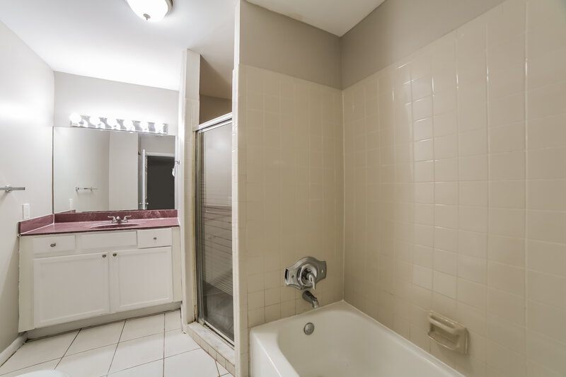 4,910/Mo, 5901 Lincoln Cir W Lake Worth, FL 33463 Main Bathroom View