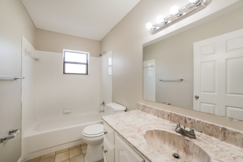 4,910/Mo, 5901 Lincoln Cir W Lake Worth, FL 33463 Bathroom View