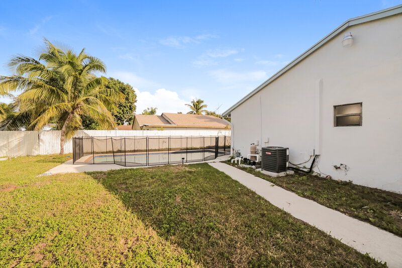 4,910/Mo, 5901 Lincoln Cir W Lake Worth, FL 33463 Rear View