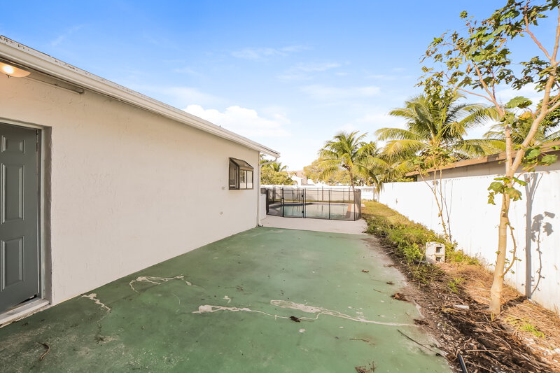 4,910/Mo, 5901 Lincoln Cir W Lake Worth, FL 33463 Rear View 2