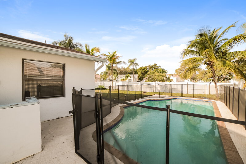 4,910/Mo, 5901 Lincoln Cir W Lake Worth, FL 33463 Rear View 3