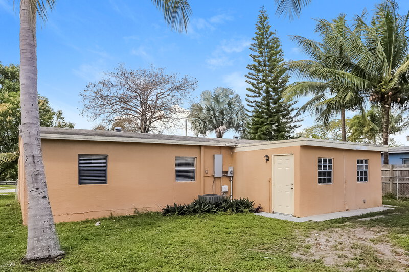3,930/Mo, 6020 NE 3rd Ter Oakland Park, FL 33334 Rear View