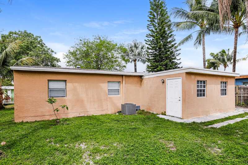 3,095/Mo, 6020 NE 3rd Ter Oakland Park, FL 33334 Rear View