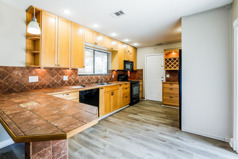3,510/Mo, 640 SW 95th Ter Pembroke Pines, FL 33025 Kitchen View