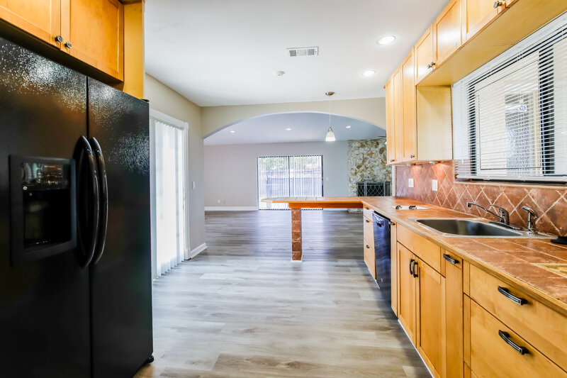 3,510/Mo, 640 SW 95th Ter Pembroke Pines, FL 33025 Kitchen View 2
