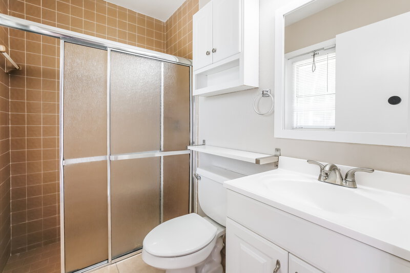 3,510/Mo, 640 SW 95th Ter Pembroke Pines, FL 33025 Main Bathroom View