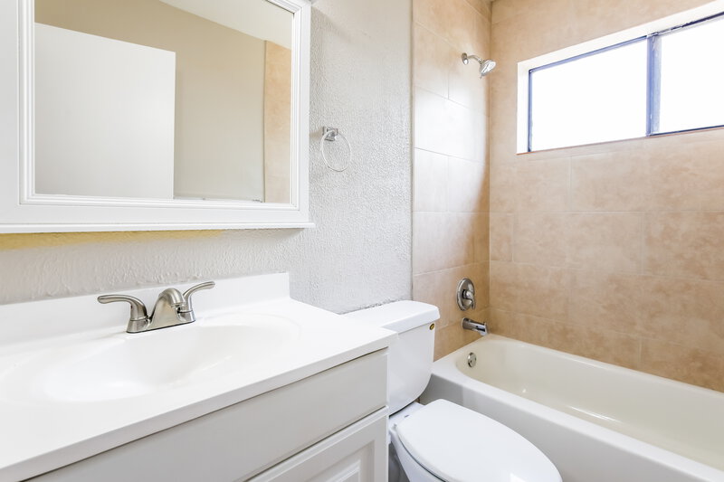 3,510/Mo, 640 SW 95th Ter Pembroke Pines, FL 33025 Bathroom View