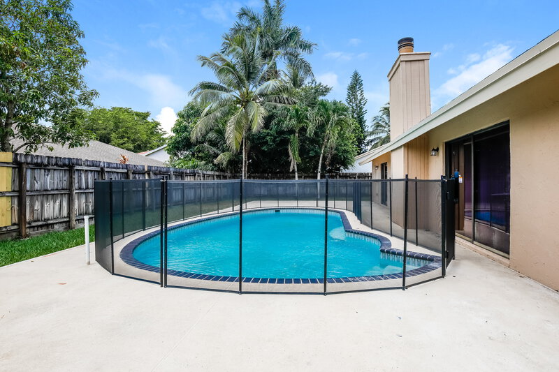3,510/Mo, 640 SW 95th Ter Pembroke Pines, FL 33025 Pool View