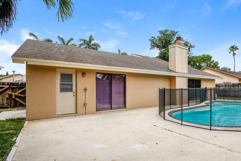 3,510/Mo, 640 SW 95th Ter Pembroke Pines, FL 33025 Rear View