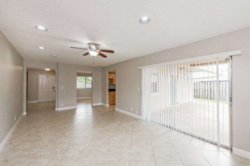 3,320/Mo, 6801 SW 43rd St Davie, FL 33314 Family Room View 2