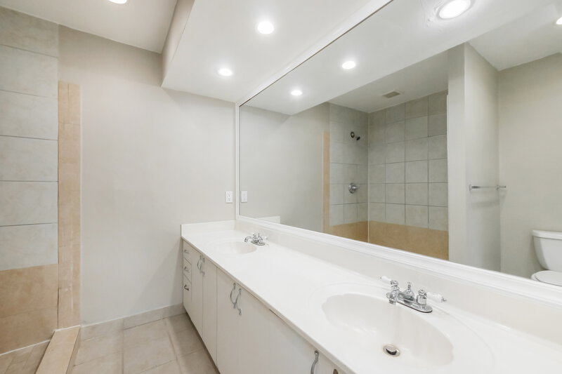 3,320/Mo, 6801 SW 43rd St Davie, FL 33314 Main Bathroom View
