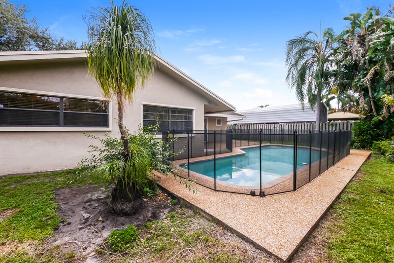 3,320/Mo, 6801 SW 43rd St Davie, FL 33314 Rear View