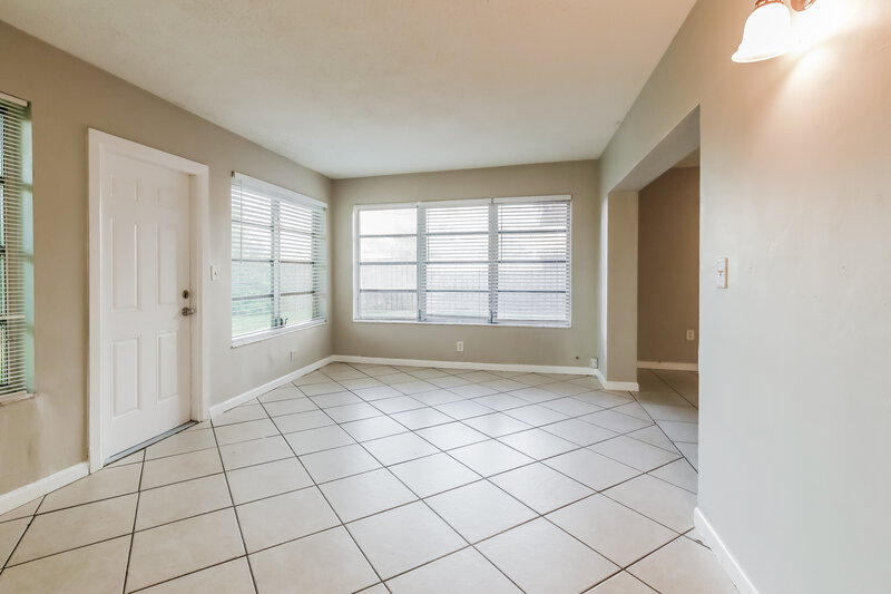 3,095/Mo, 7891 NW 14th St Pembroke Pines, FL 33024 Living Room View 3