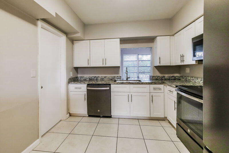 3,095/Mo, 7891 NW 14th St Pembroke Pines, FL 33024 Kitchen View 2
