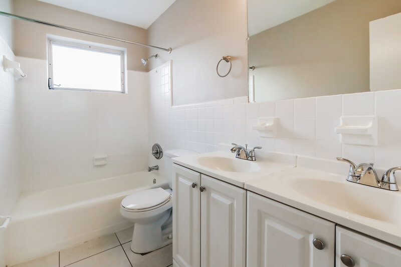 3,095/Mo, 7891 NW 14th St Pembroke Pines, FL 33024 Main Bathroom View
