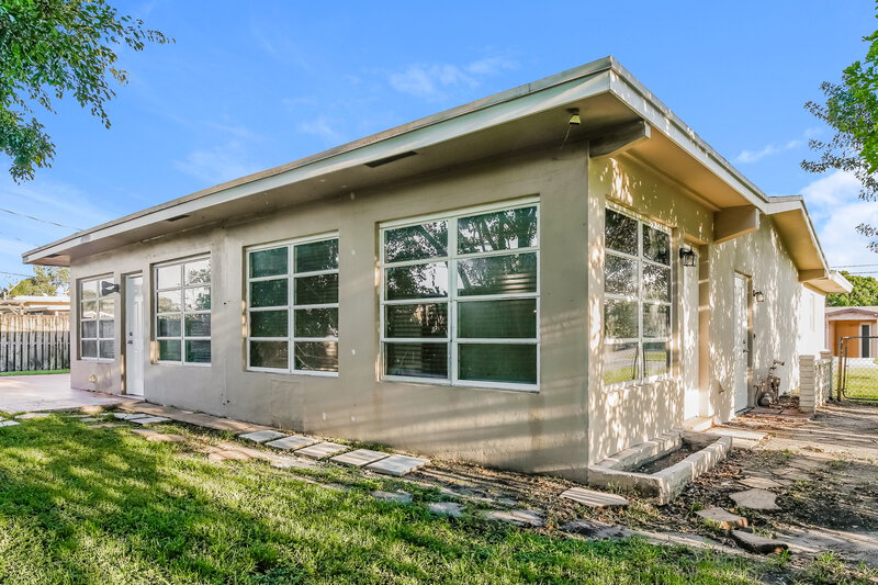 3,095/Mo, 7891 NW 14th St Pembroke Pines, FL 33024 Rear View