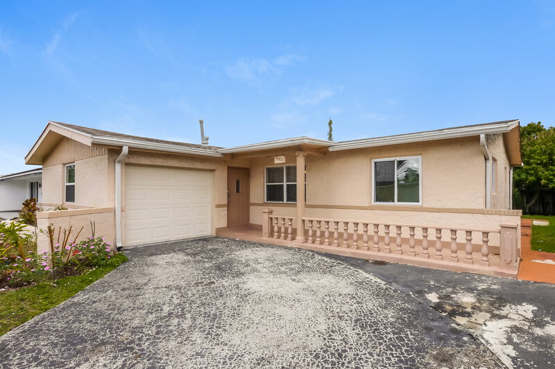 3,085/Mo, 9521 NW 25th St Sunrise, FL 33322 Front View