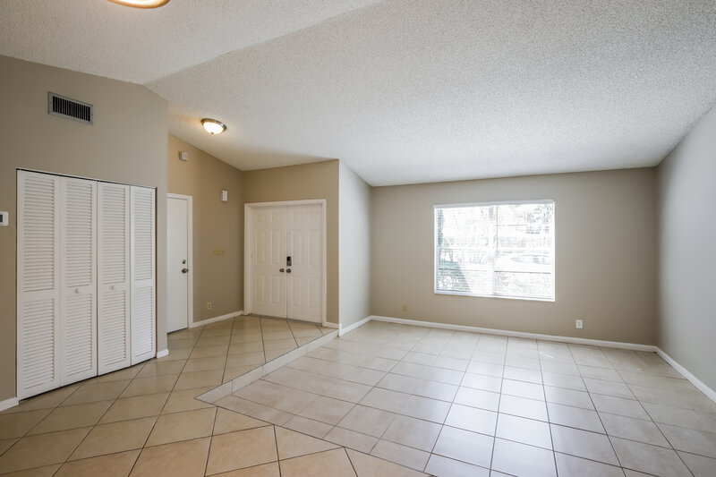 3,115/Mo, 9611 NW 44th Ct Sunrise, FL 33351 Living Room View 2