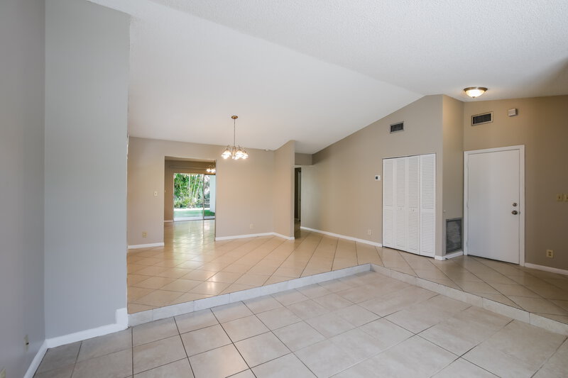 3,115/Mo, 9611 NW 44th Ct Sunrise, FL 33351 Living Room View 3