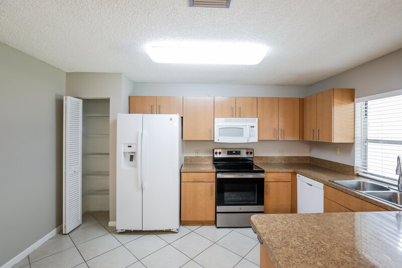3,115/Mo, 9611 NW 44th Ct Sunrise, FL 33351 Kitchen View