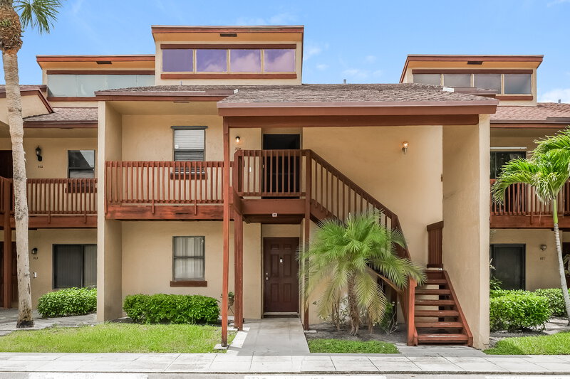2,175/Mo, 304 Lakeview Dr E Royal Palm Beach, FL 33411 External View