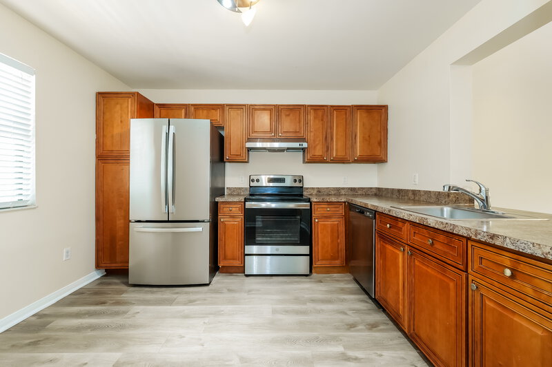 2,175/Mo, 304 Lakeview Dr E Royal Palm Beach, FL 33411 Kitchen View 2