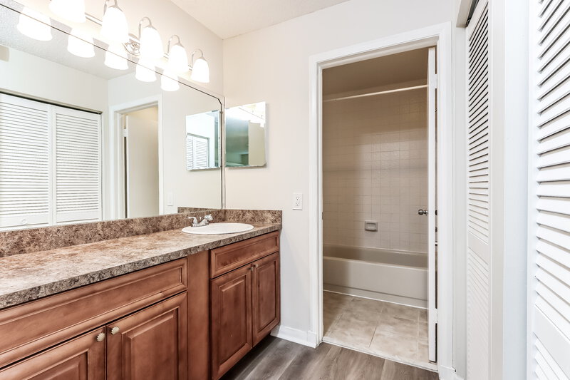 3,660/Mo, 304 Lakeview Dr E Royal Palm Beach, FL 33411 Main Bathroom View