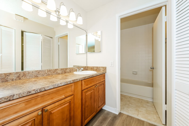 2,175/Mo, 304 Lakeview Dr E Royal Palm Beach, FL 33411 Main Bathroom View