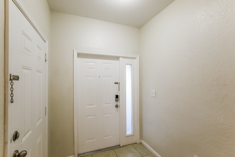 0/Mo, 2423 NW 31st Ct Oakland Park, FL 33309 Living Room View