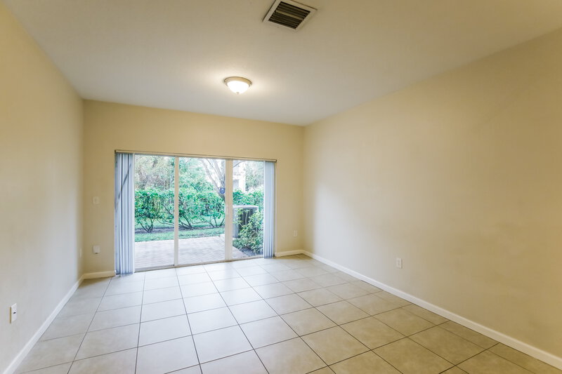 0/Mo, 2423 NW 31st Ct Oakland Park, FL 33309 Dining Room View