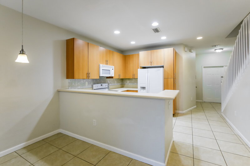 0/Mo, 2423 NW 31st Ct Oakland Park, FL 33309 Kitchen View