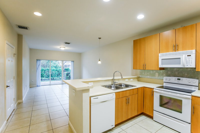 0/Mo, 2423 NW 31st Ct Oakland Park, FL 33309 Kitchen View 2