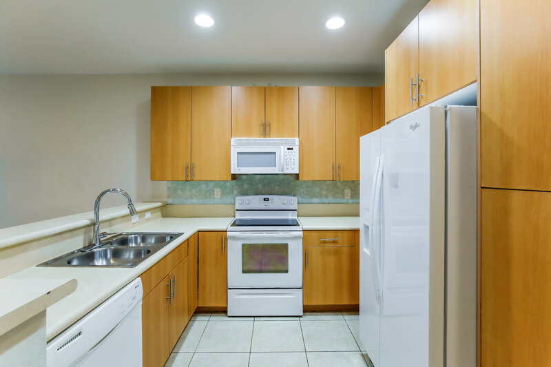 0/Mo, 2423 NW 31st Ct Oakland Park, FL 33309 Kitchen View 3