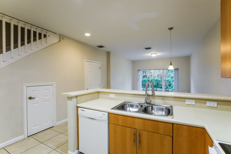 0/Mo, 2423 NW 31st Ct Oakland Park, FL 33309 Kitchen View 4