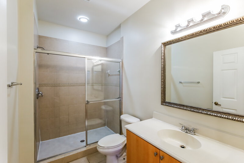 0/Mo, 2423 NW 31st Ct Oakland Park, FL 33309 Main Bathroom View