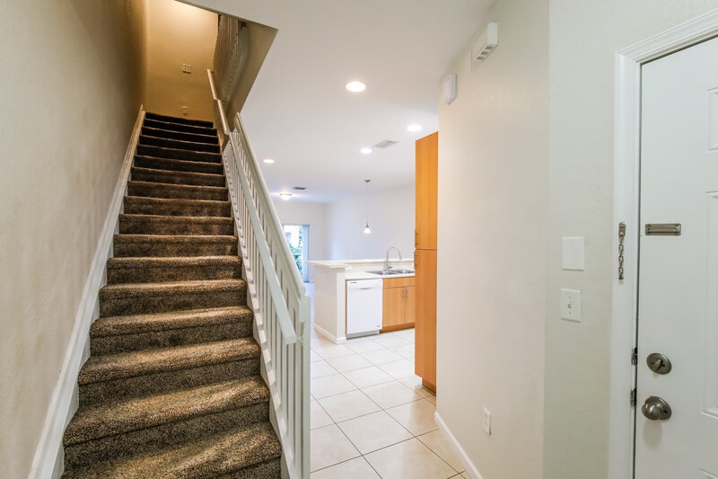 0/Mo, 2423 NW 31st Ct Oakland Park, FL 33309 Stairwell View