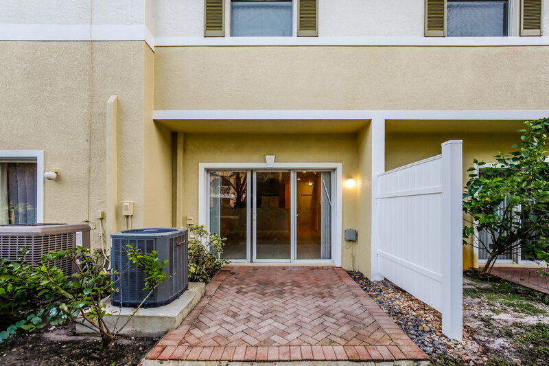 0/Mo, 2423 NW 31st Ct Oakland Park, FL 33309 Rear View